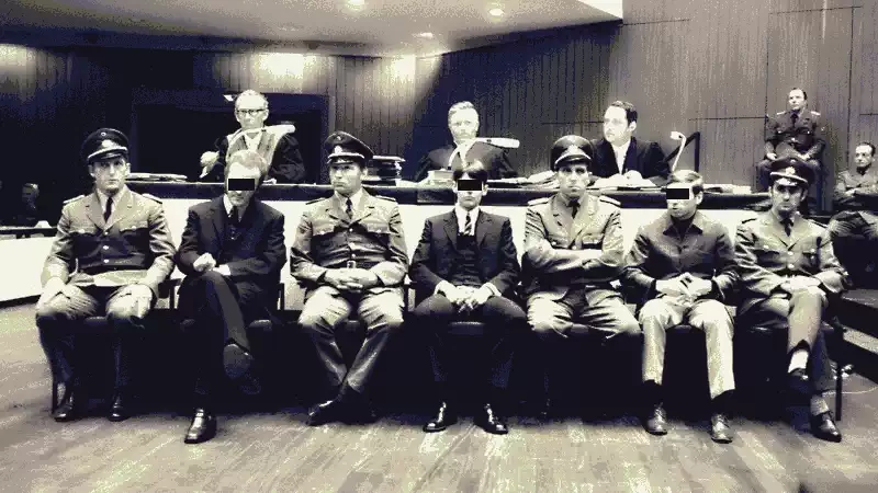 Die Angeklagten in der Saarbrücker Congresshalle im Jahr 1970 (Quelle: IMAGO / Ferdinand Hartung)